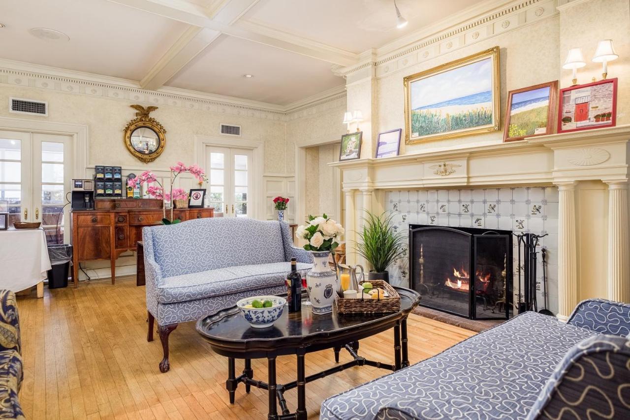 Отель Simsbury 1820 House Экстерьер фото