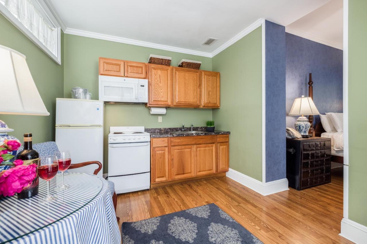 Отель Simsbury 1820 House Экстерьер фото