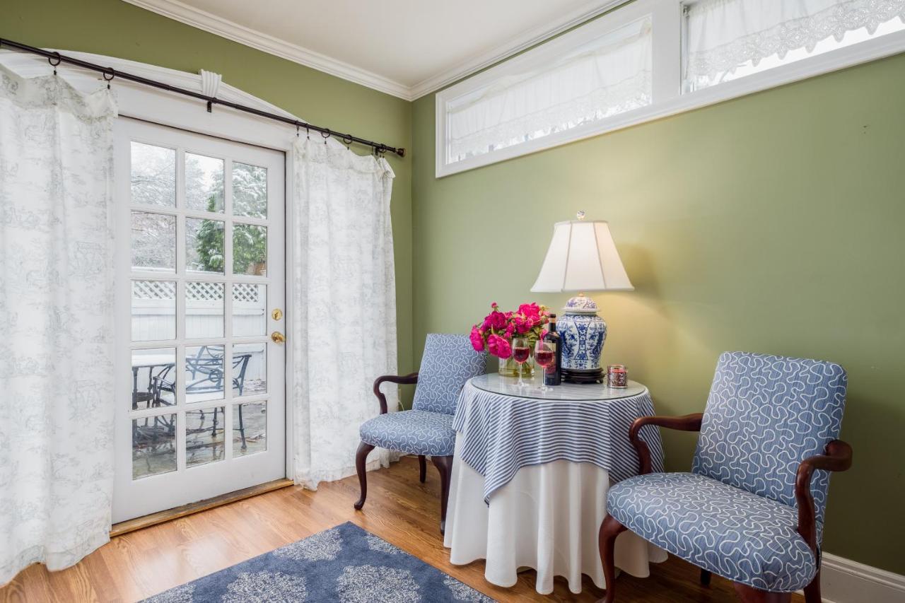 Отель Simsbury 1820 House Экстерьер фото
